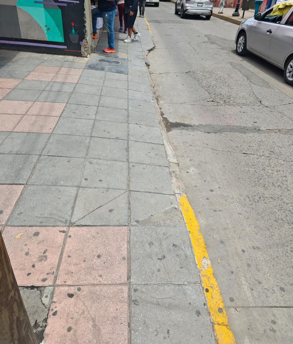 Banqueta rota en la Zona Centro de León