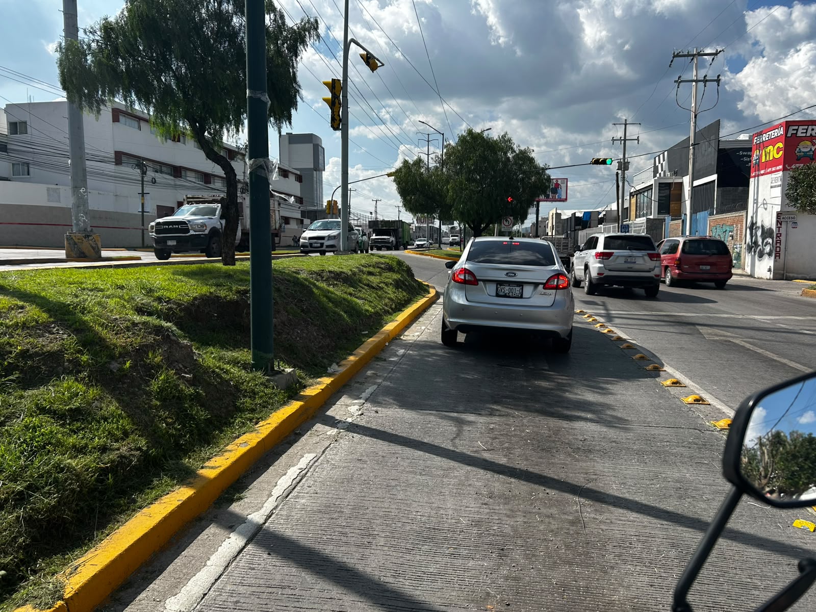 Cruce Blvd. San Juan Bosco y Blvd. Country