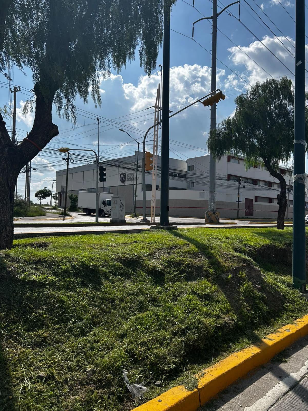Jardinera sobre Blvd. San Juan Bosco